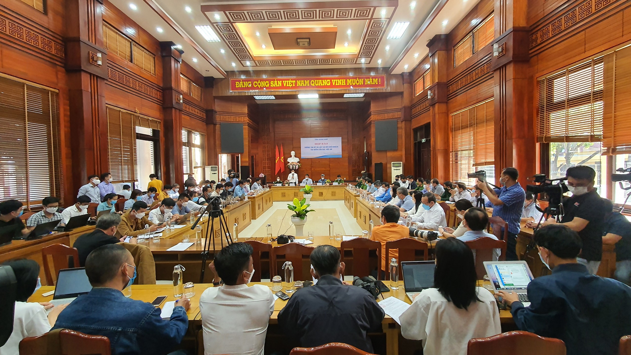 UBND tỉnh Quảng Nam vừa tổ chức buổi họp báo thông tin về vụ lật ca nô chở khách du lịch ở biển Cửa Đại, thành phố Hội An